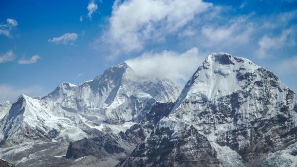 The Heart of the Himalayas Experiencing the Annapurna Circuit with Sherpa Guides